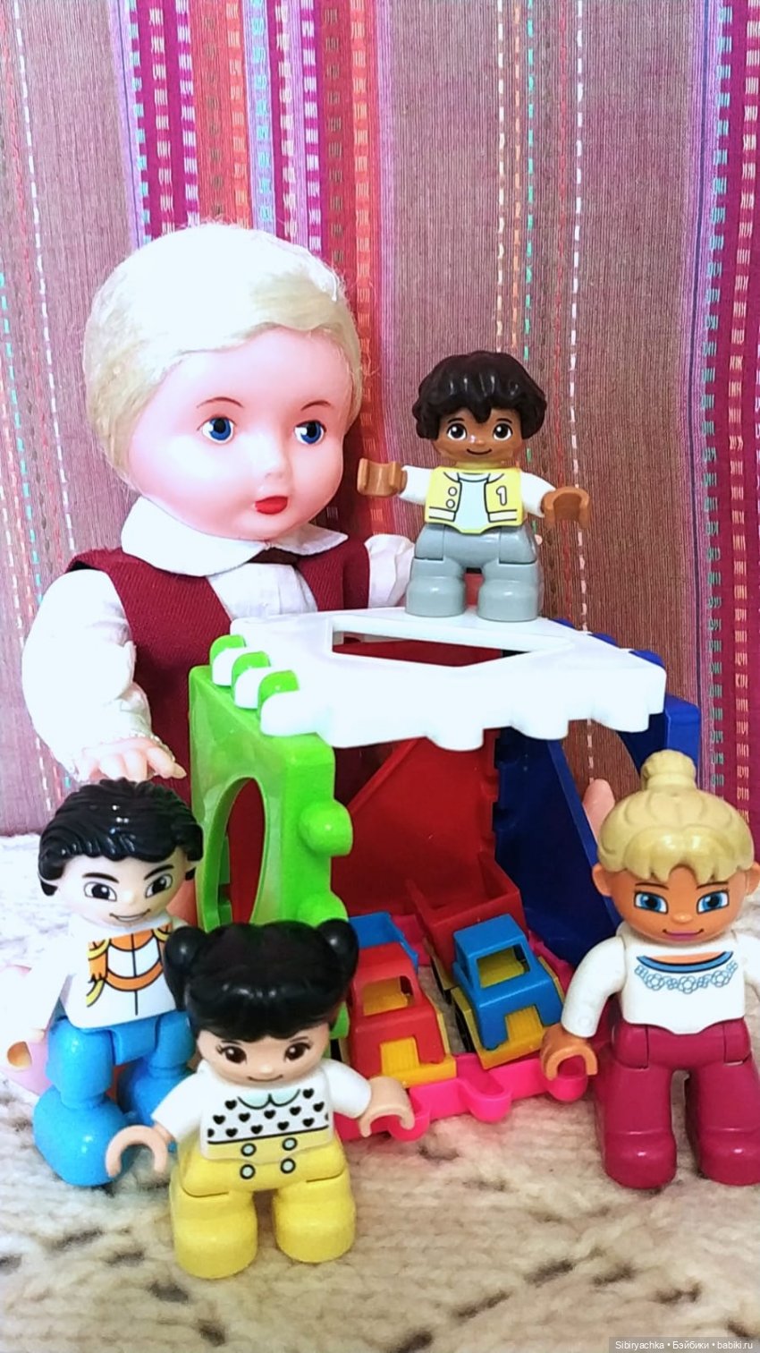 Юри и его куклам никогда не бывает скучно