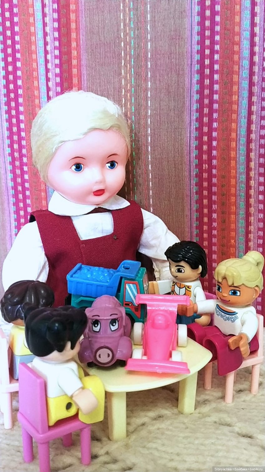 Юри и его куклам никогда не бывает скучно