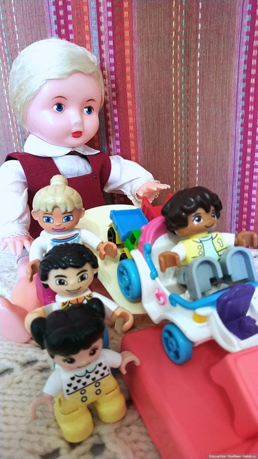 Юри и его куклам никогда не бывает скучно