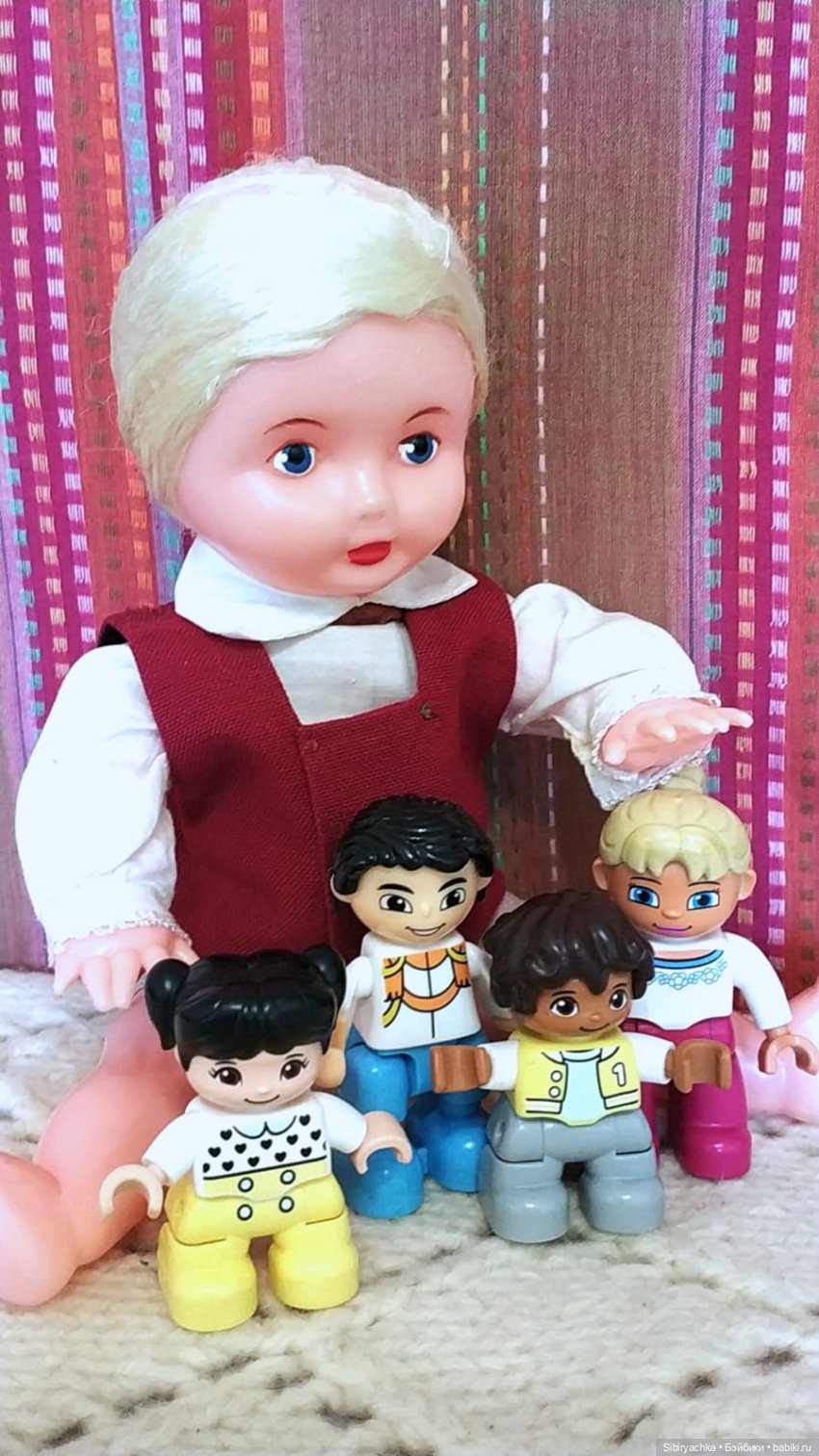 Юри и его куклам никогда не бывает скучно