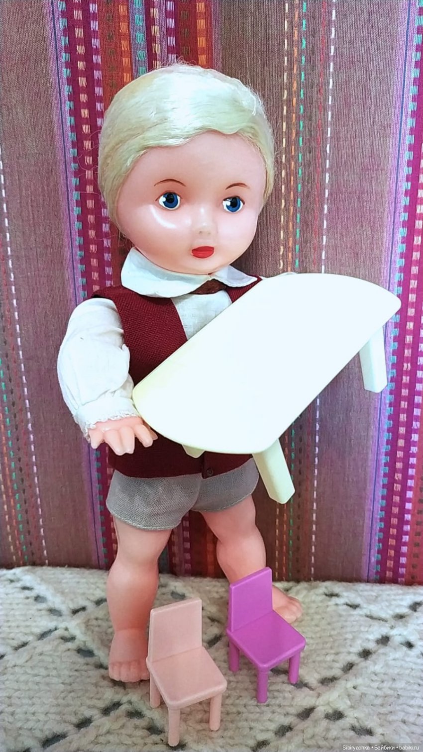 Юри и его куклам никогда не бывает скучно