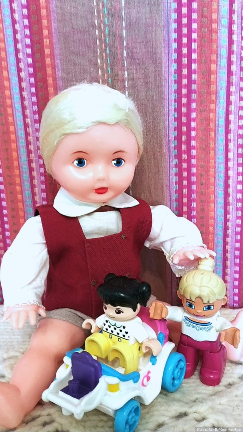 Юри и его куклам никогда не бывает скучно