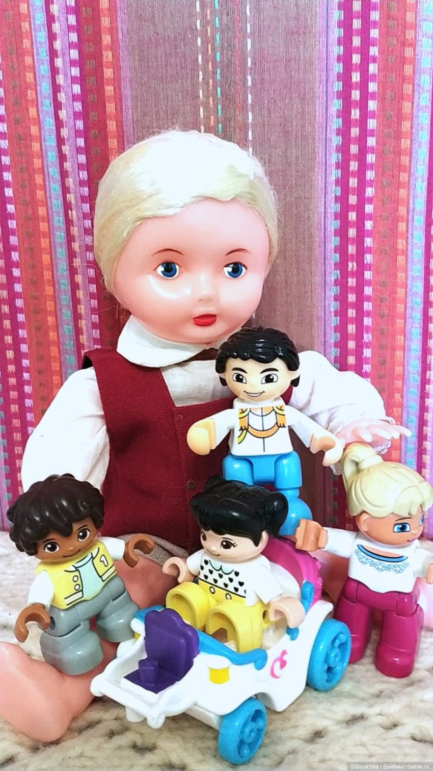 Юри и его куклам никогда не бывает скучно