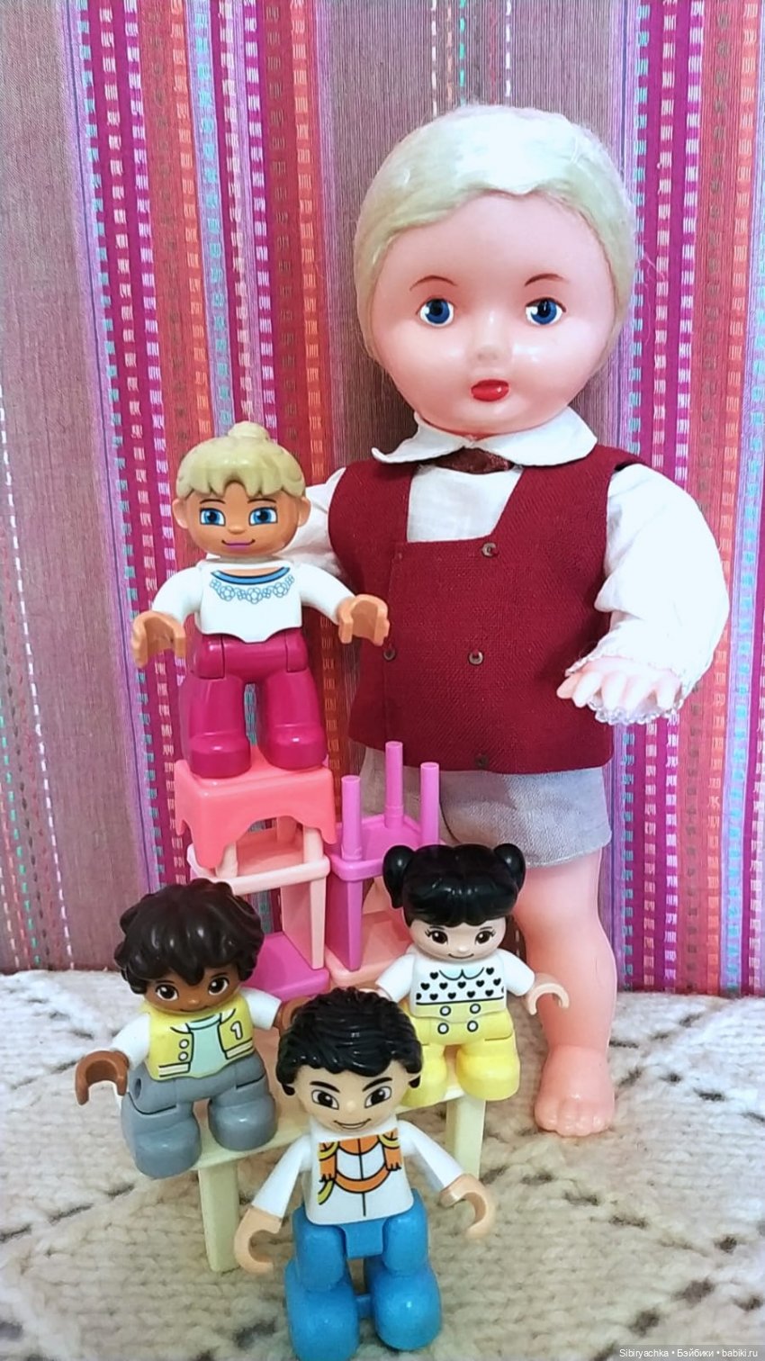 Юри и его куклам никогда не бывает скучно