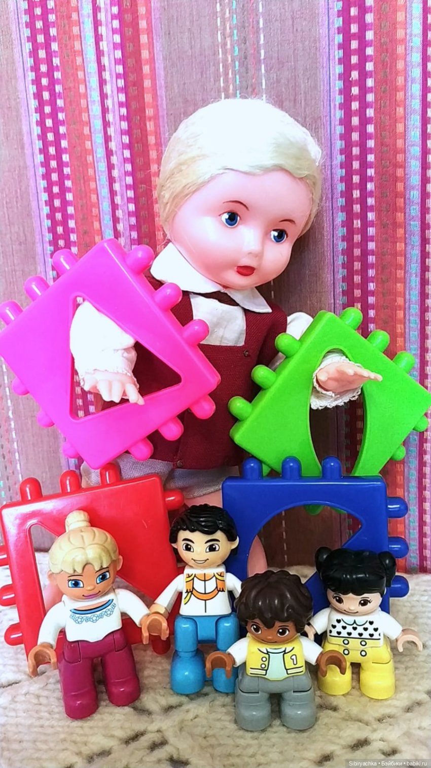 Юри и его куклам никогда не бывает скучно