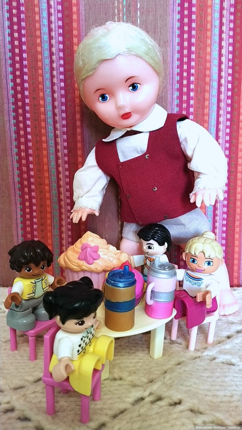 Юри и его куклам никогда не бывает скучно (фото 5)