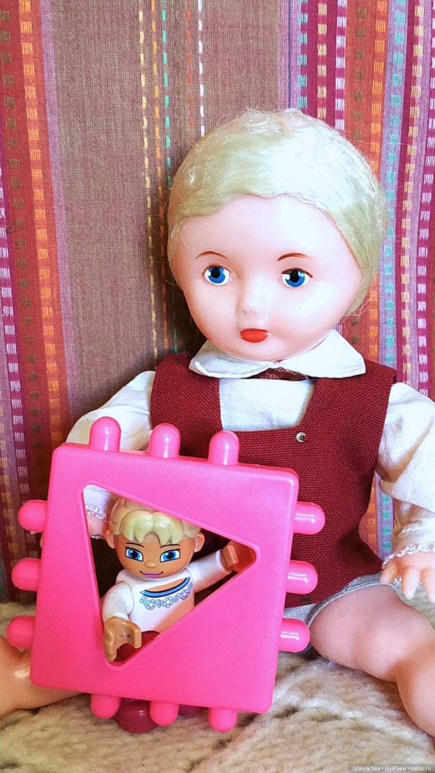 Юри и его куклам никогда не бывает скучно