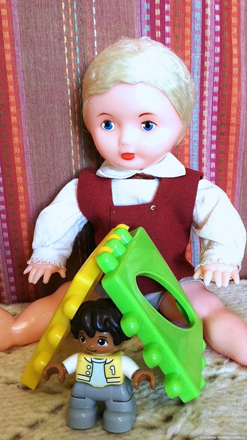 Юри и его куклам никогда не бывает скучно