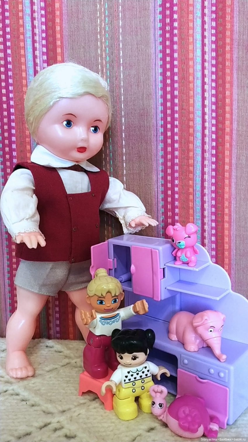 Юри и его куклам никогда не бывает скучно (фото 9)