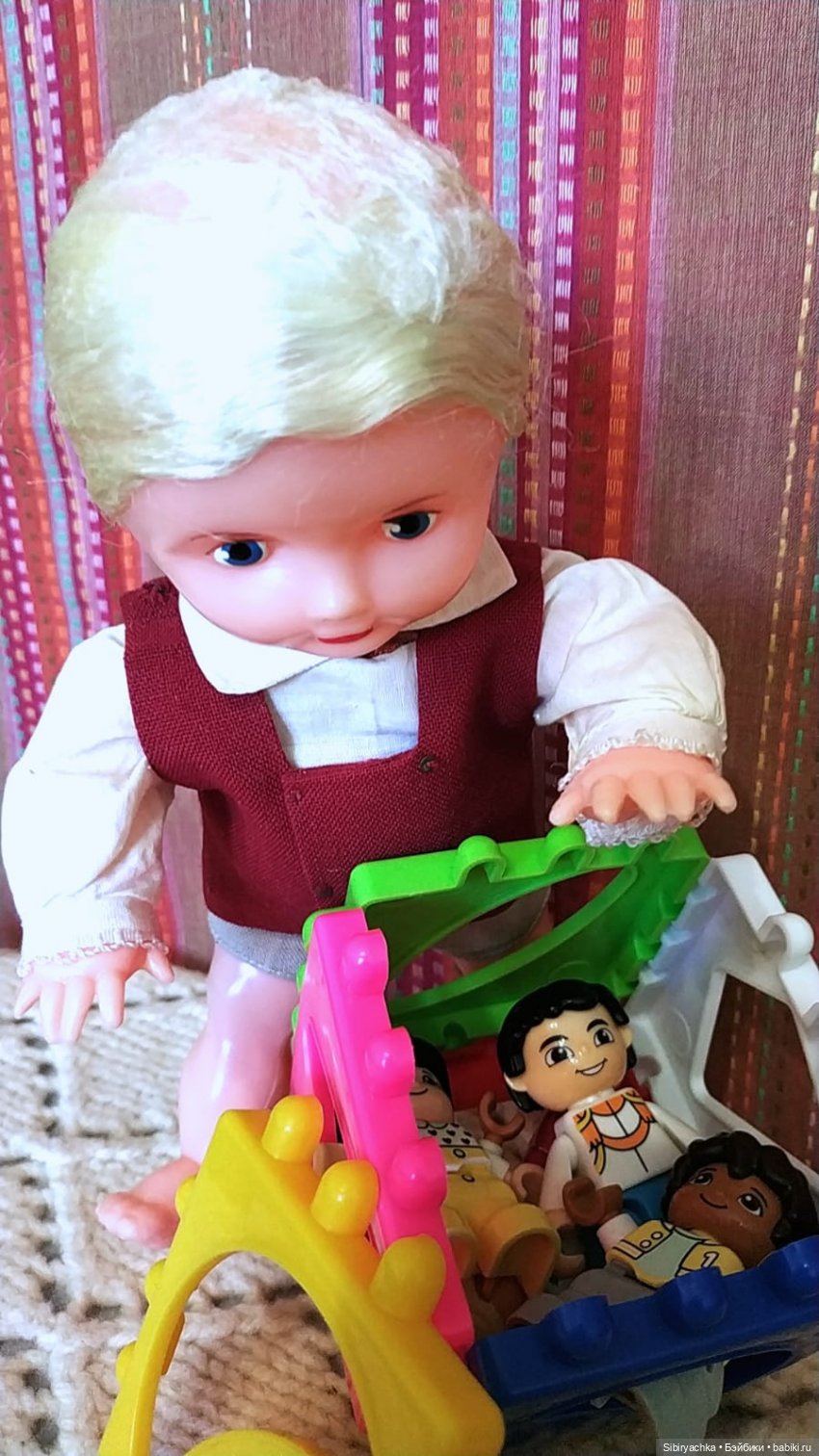 Юри и его куклам никогда не бывает скучно