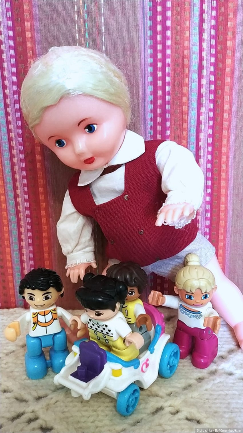 Юри и его куклам никогда не бывает скучно