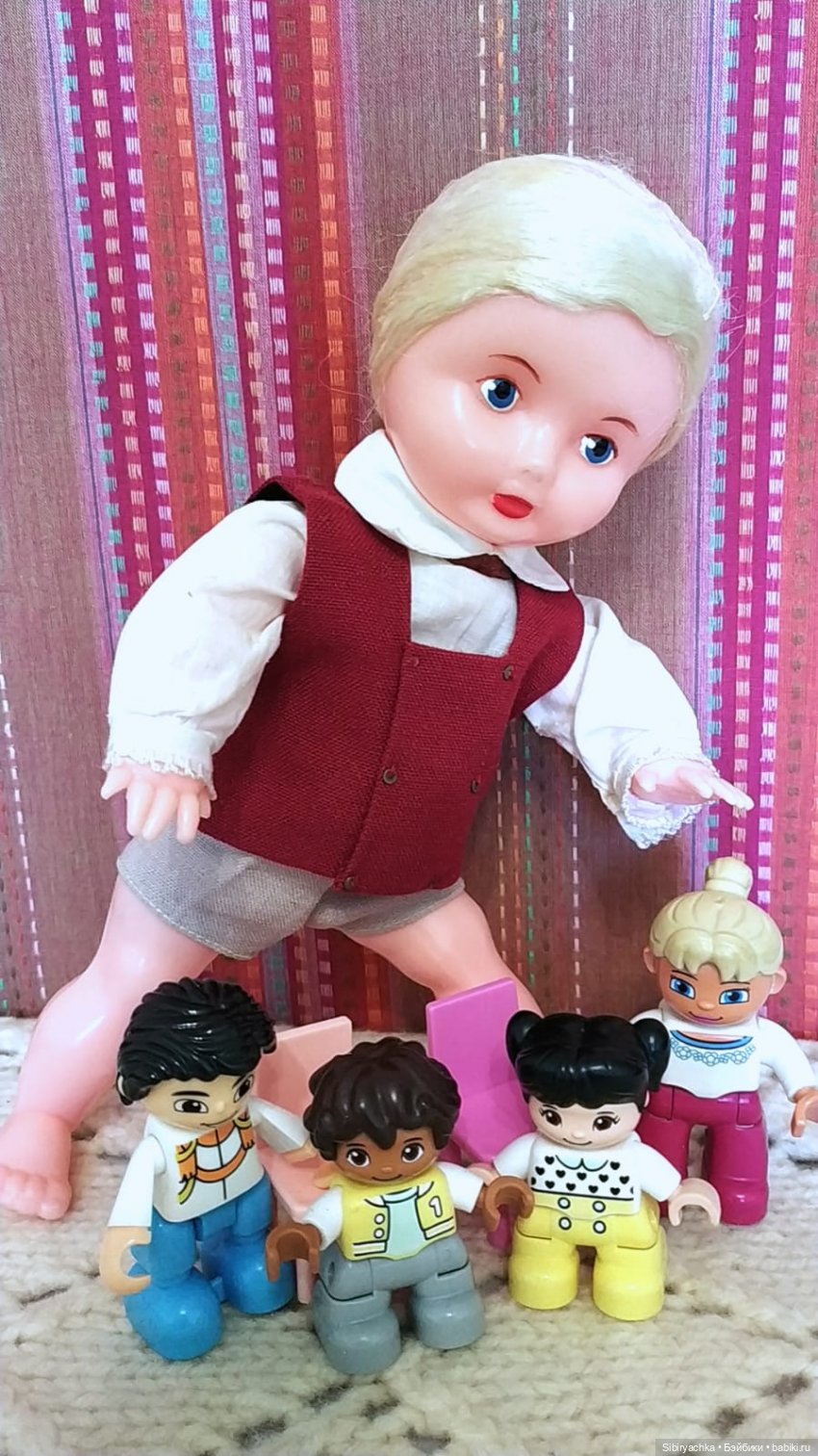 Юри и его куклам никогда не бывает скучно