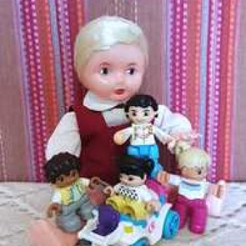 Юри и его куклам никогда не бывает скучно.