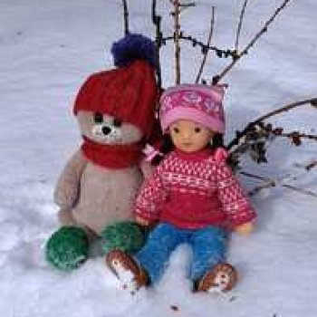 Юляшка и кот Сеня гуляют в лесу.