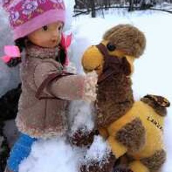 Юляшка и верблюжонок Том гуляют в лесу