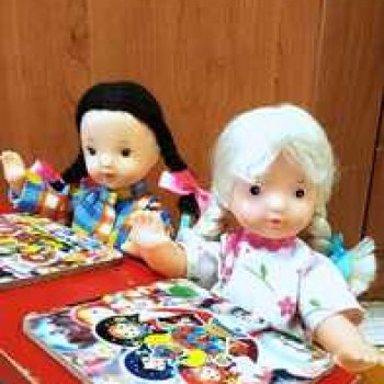 Юляшка, Ульяшка и школьная парта.