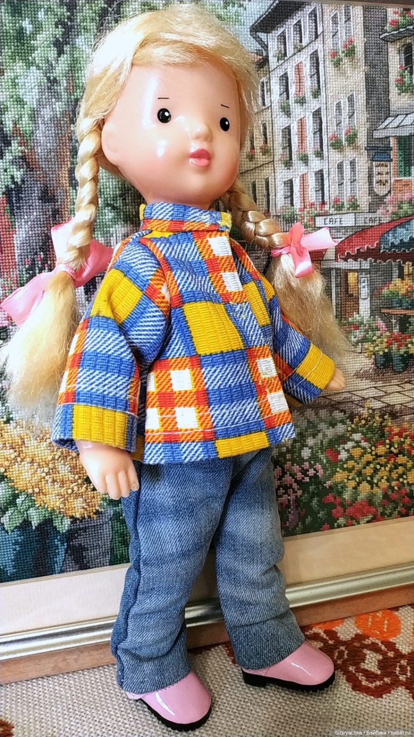 Ульяшка и Марьяшка примеряют наряды Юляшки