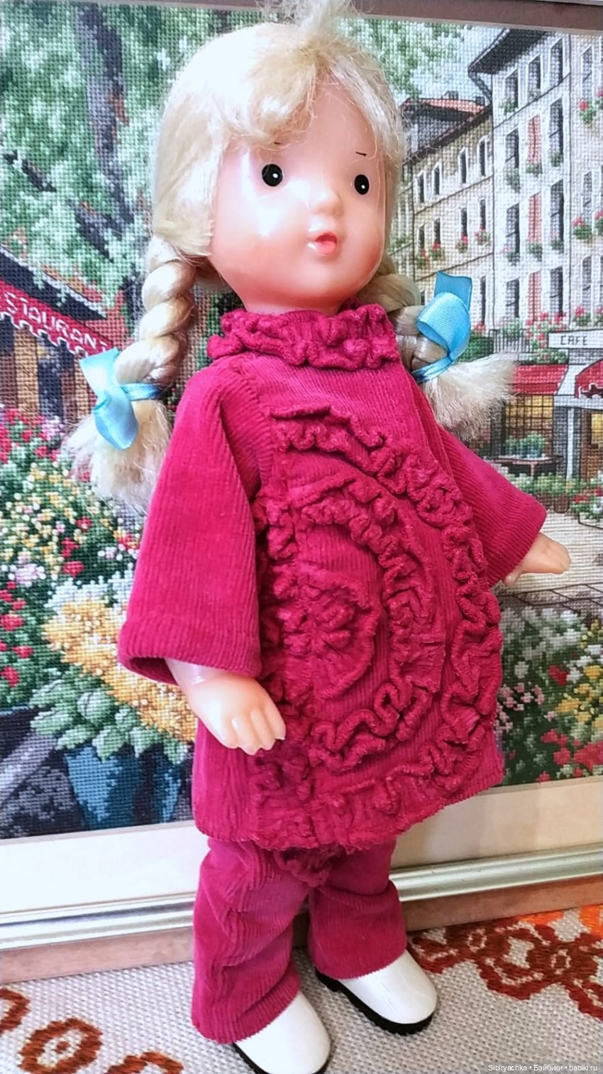 Ульяшка и Марьяшка примеряют наряды Юляшки