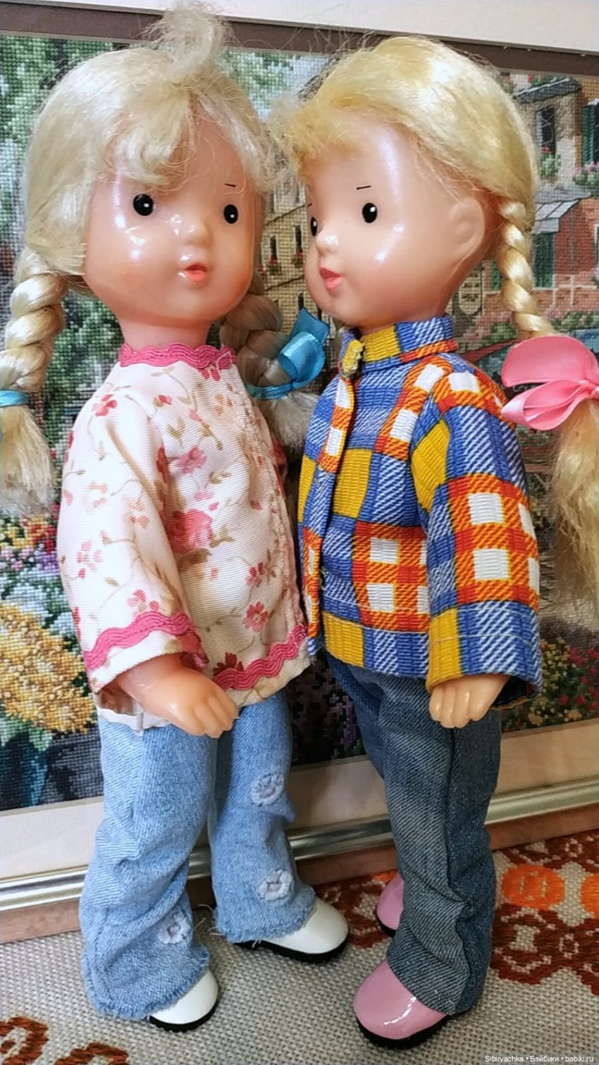 Ульяшка и Марьяшка примеряют наряды Юляшки