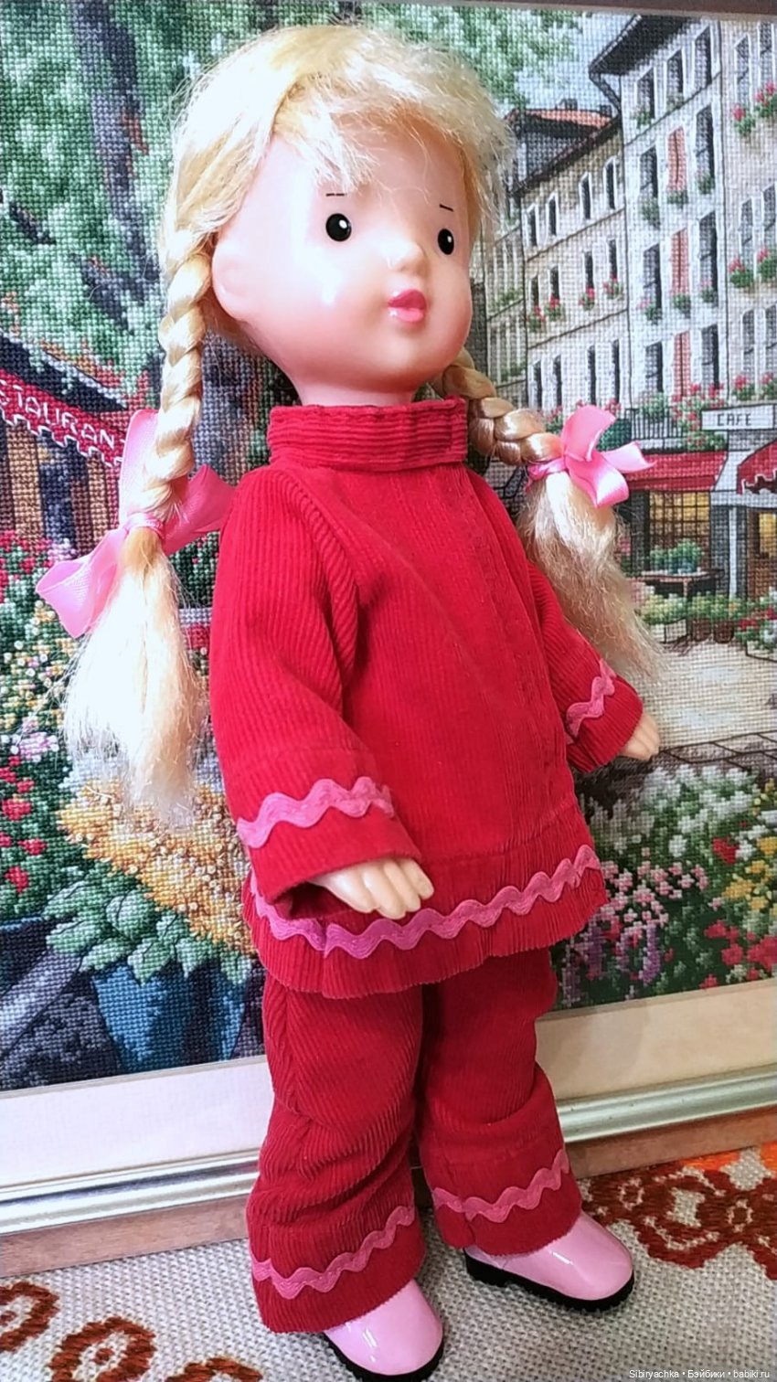 Ульяшка и Марьяшка примеряют наряды Юляшки