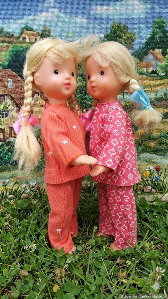 Ульяшка и Марьяшка примеряют наряды Юляшки (фото 5)