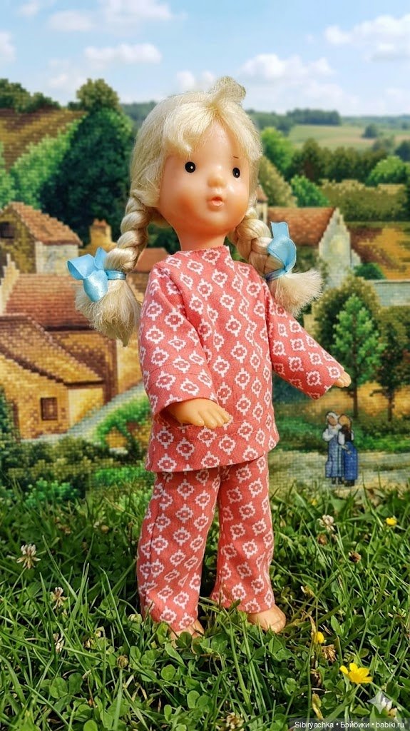 Ульяшка и Марьяшка примеряют наряды Юляшки