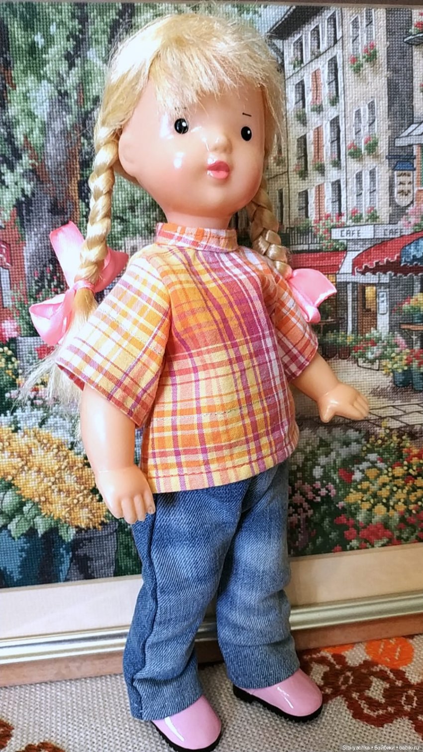 Ульяшка и Марьяшка примеряют наряды Юляшки