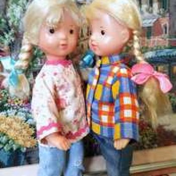 Ульяшка и Марьяшка примеряют наряды Юляшки.