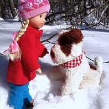 Марьяшка и Дружок гуляют в лесу.