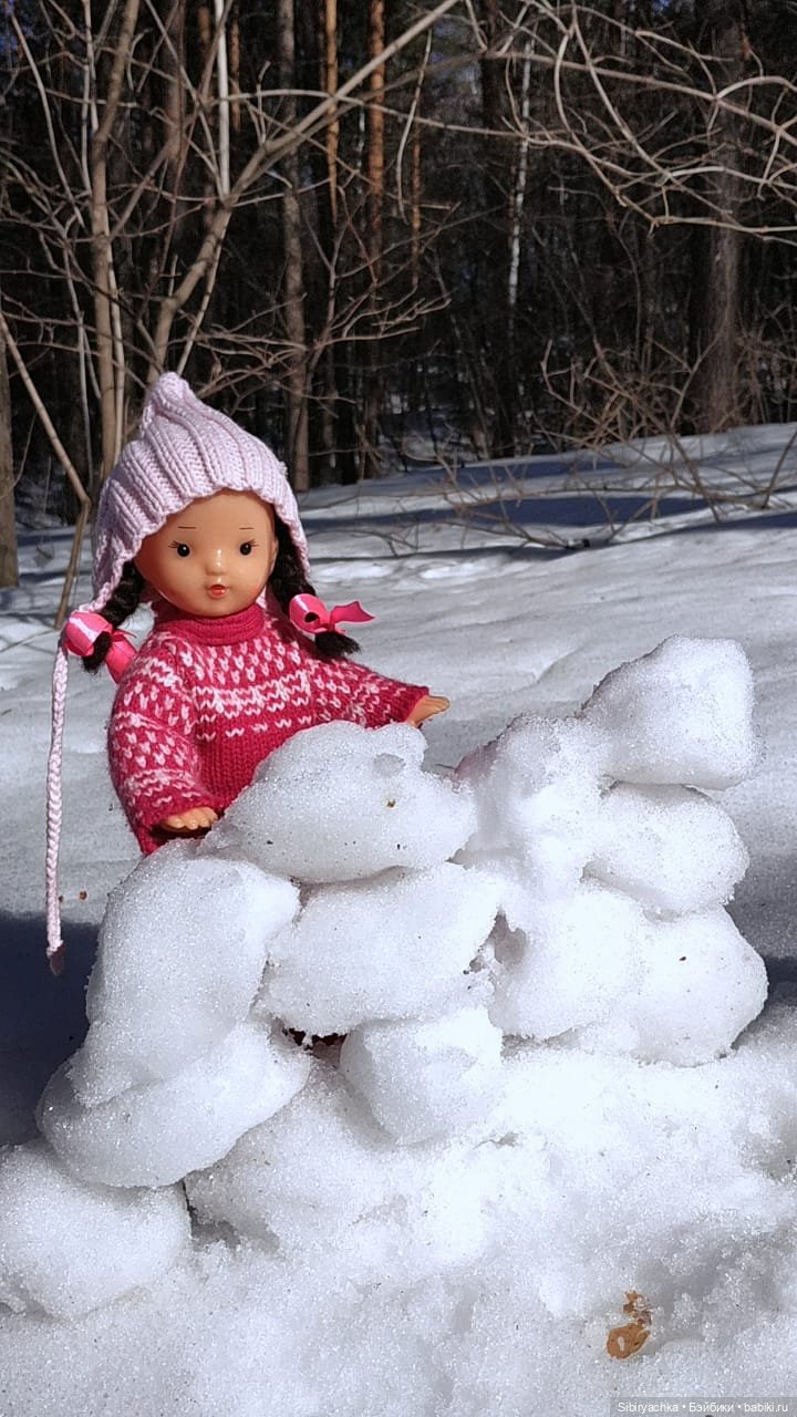 Зимние забавы Юляшки в весеннем лесу (фото 8)