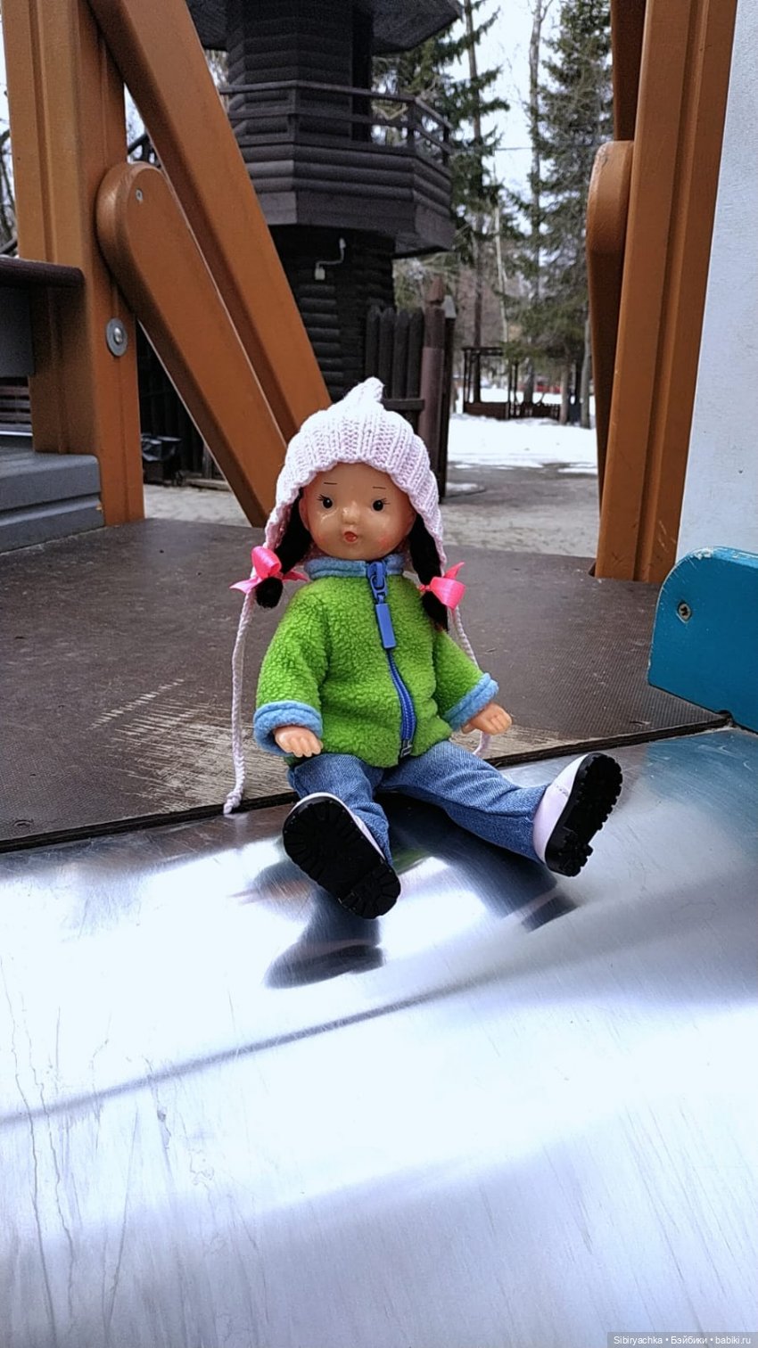 Юляшка на детской площадке