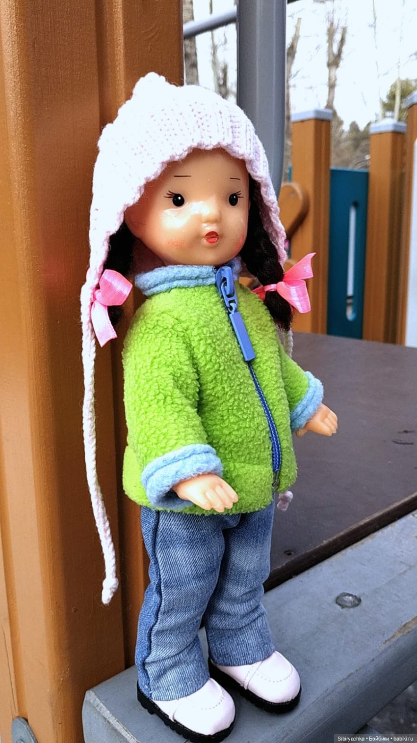 Юляшка на детской площадке