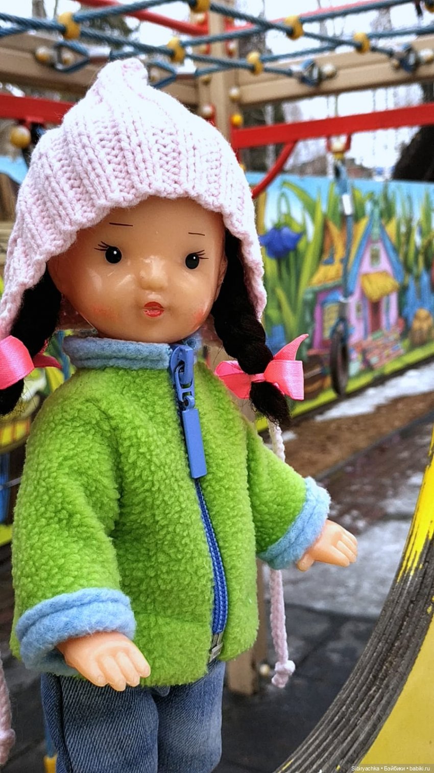 Юляшка на детской площадке