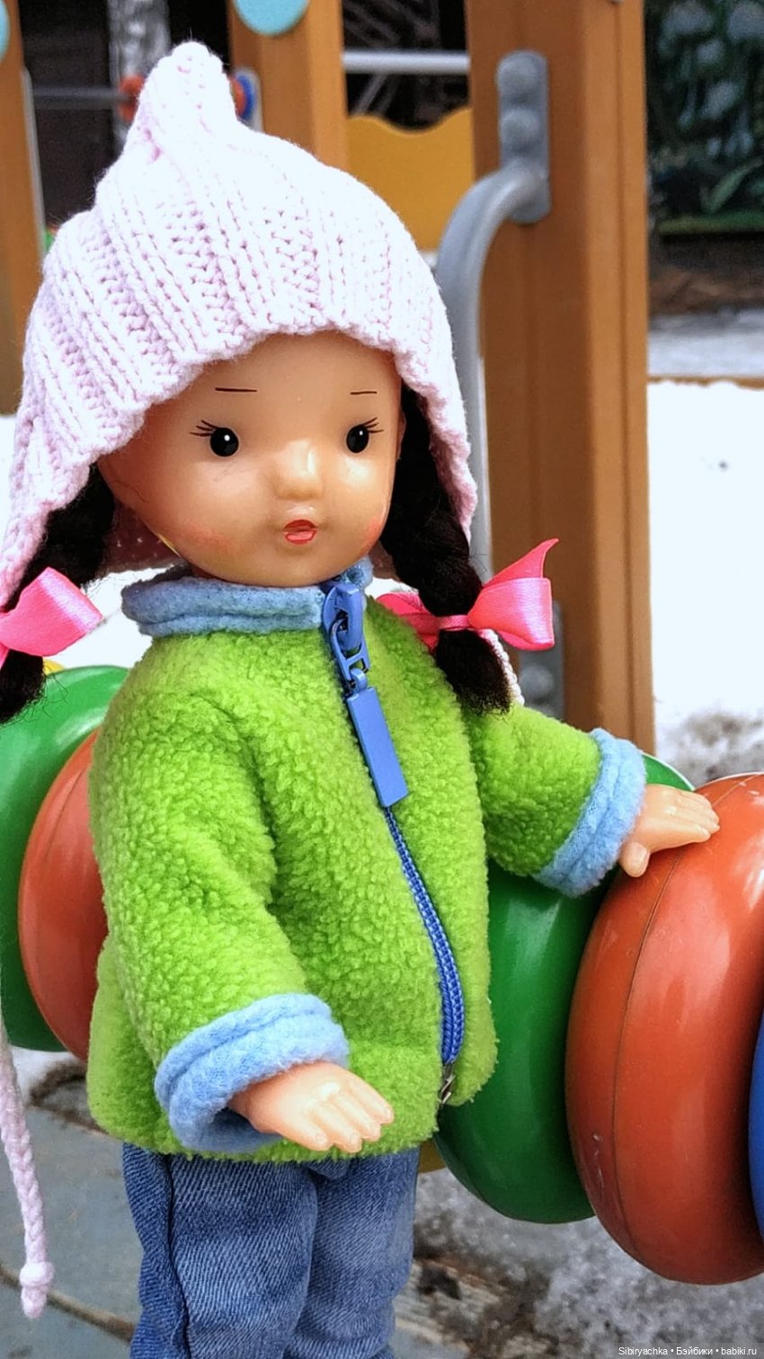 Юляшка на детской площадке