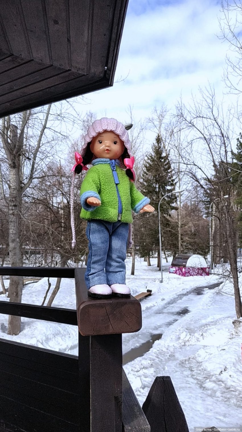 Юляшка на детской площадке