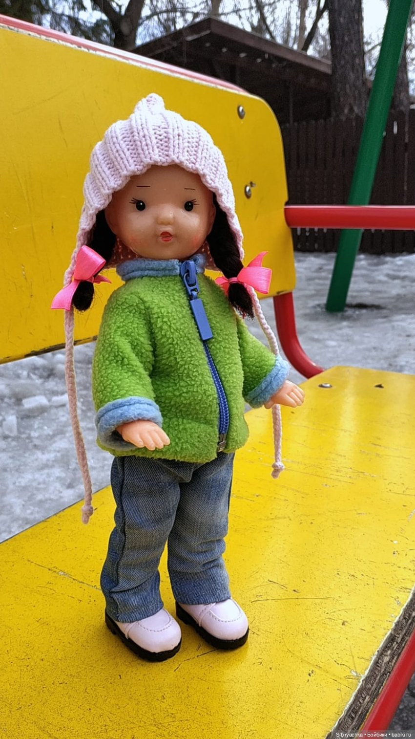 Юляшка на детской площадке