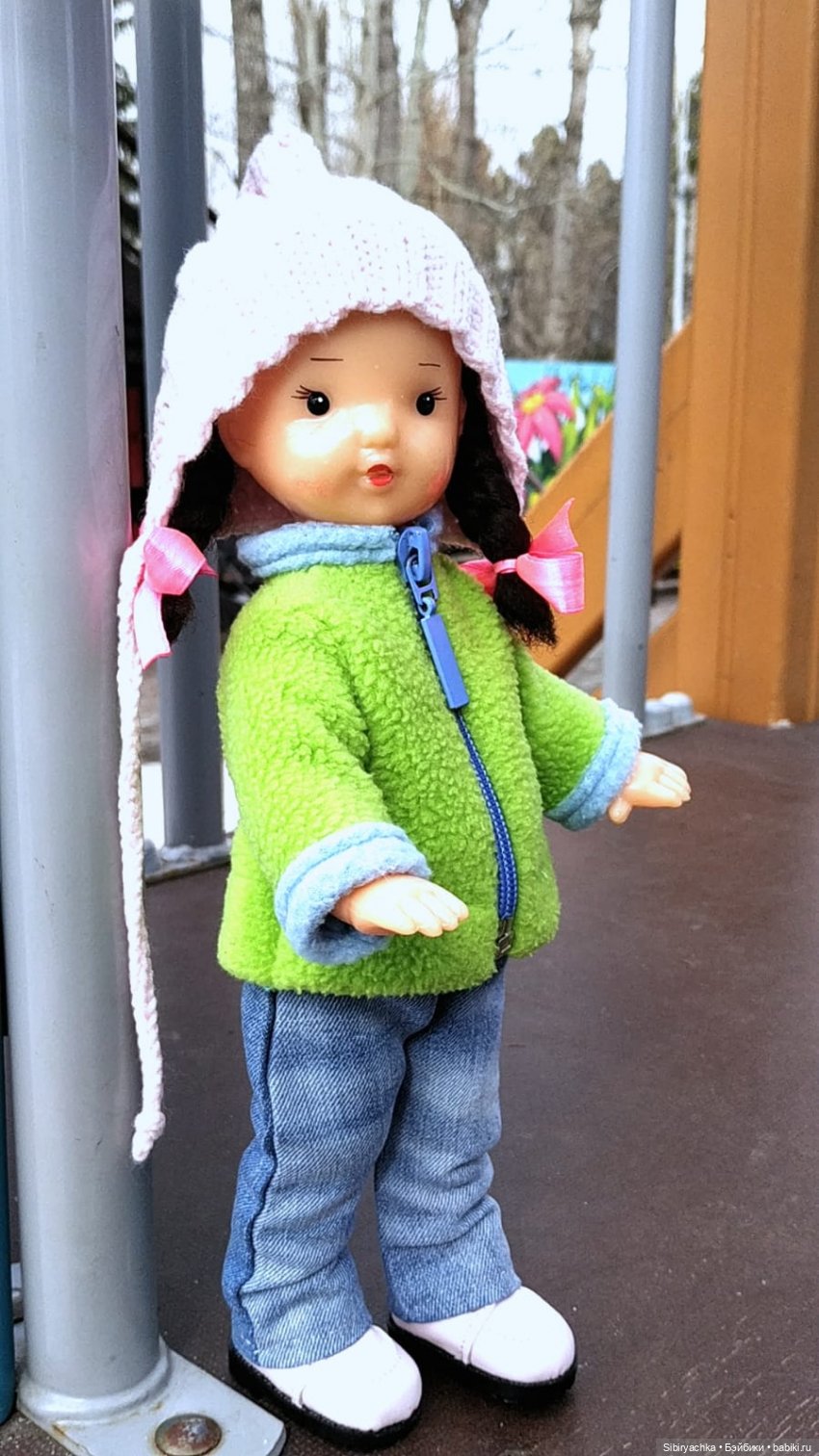 Юляшка на детской площадке