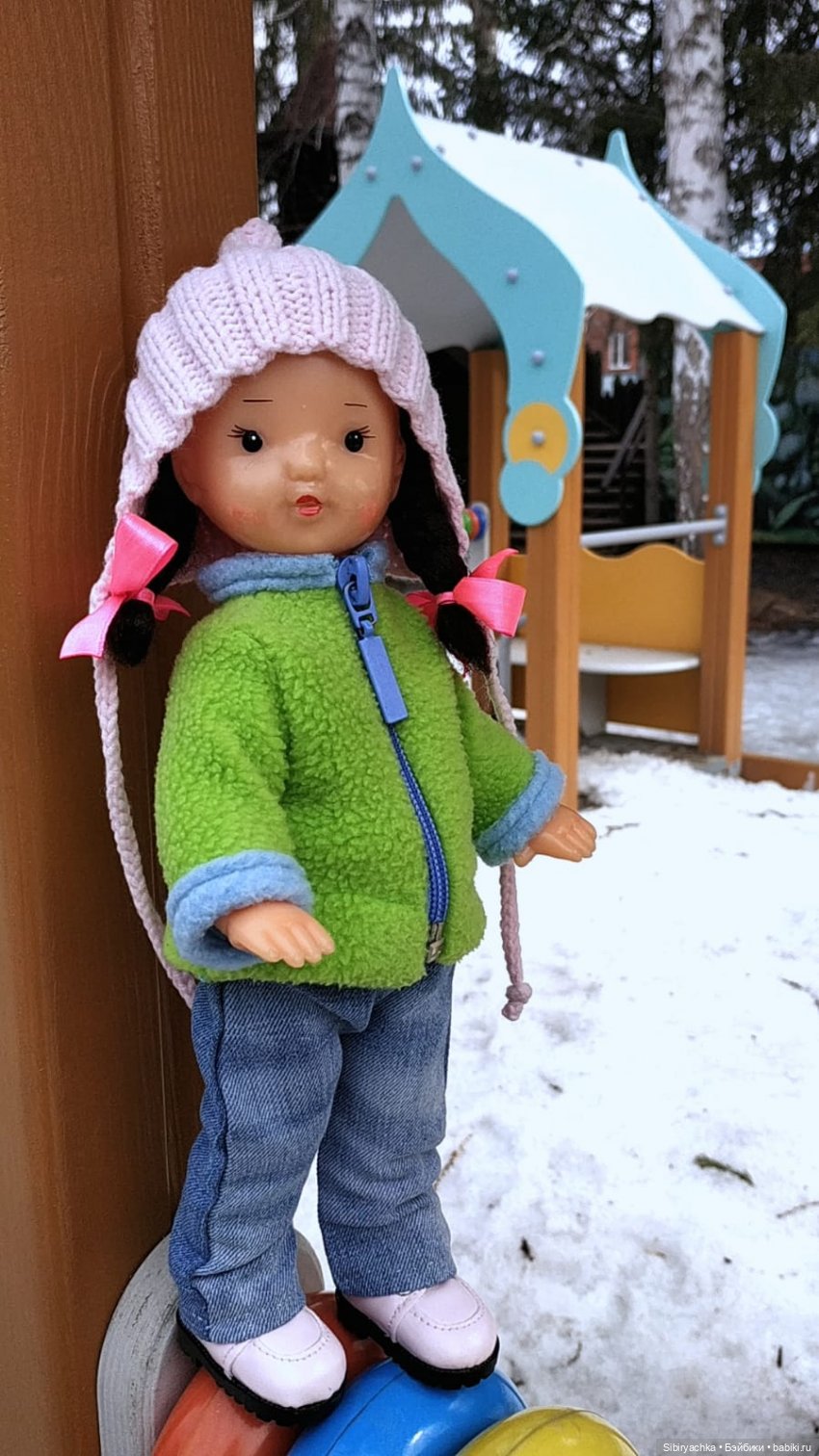 Юляшка на детской площадке