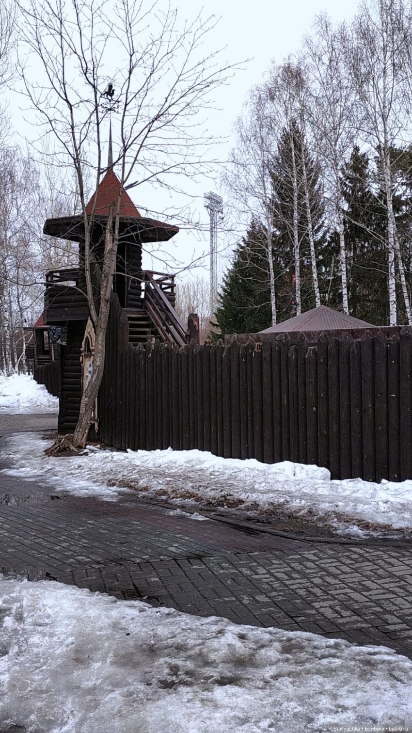 Юляшка на детской площадке