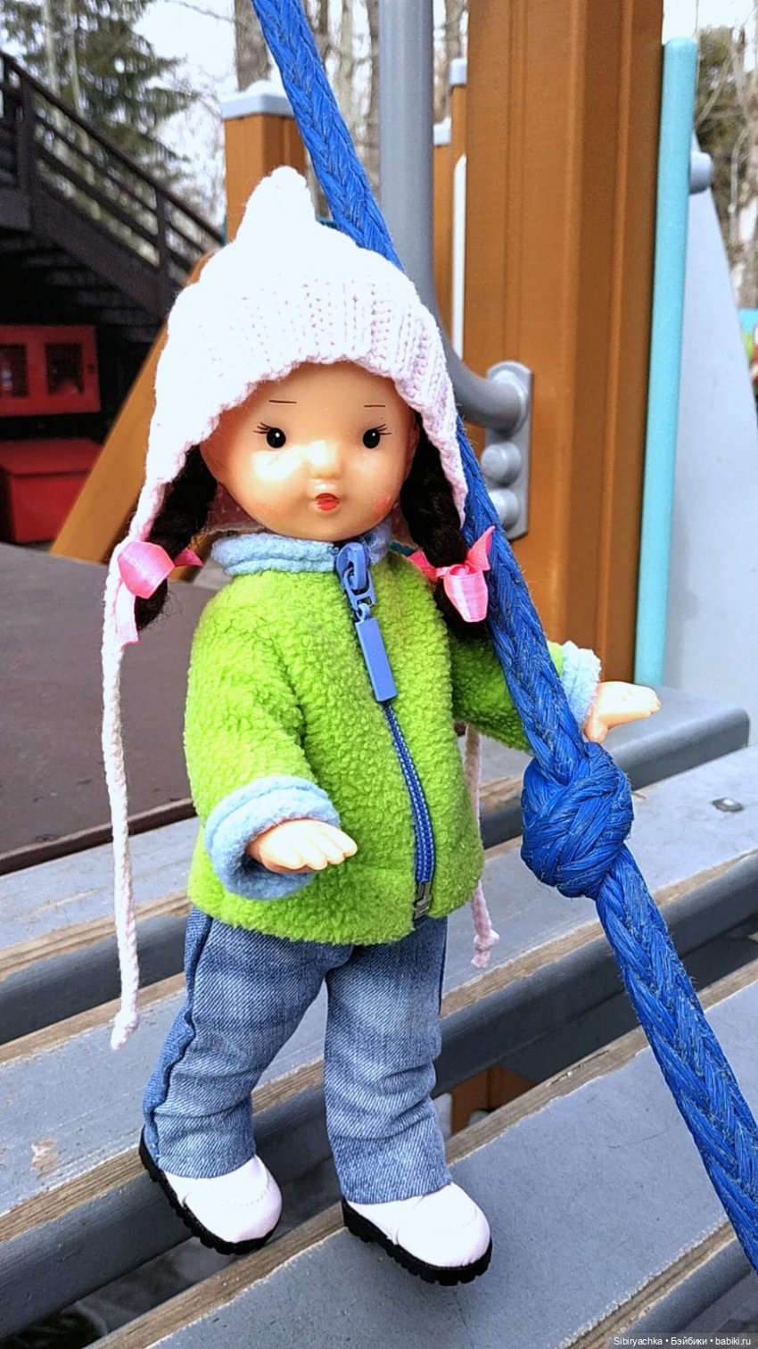 Юляшка на детской площадке