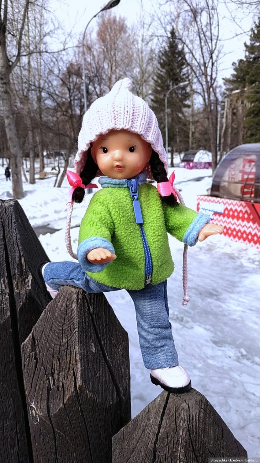 Юляшка на детской площадке