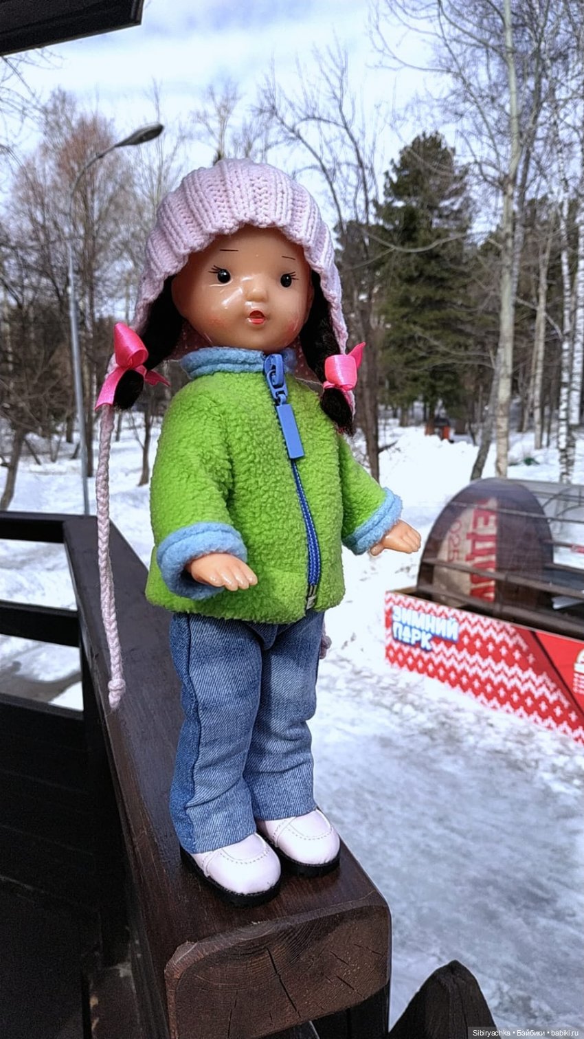 Юляшка на детской площадке