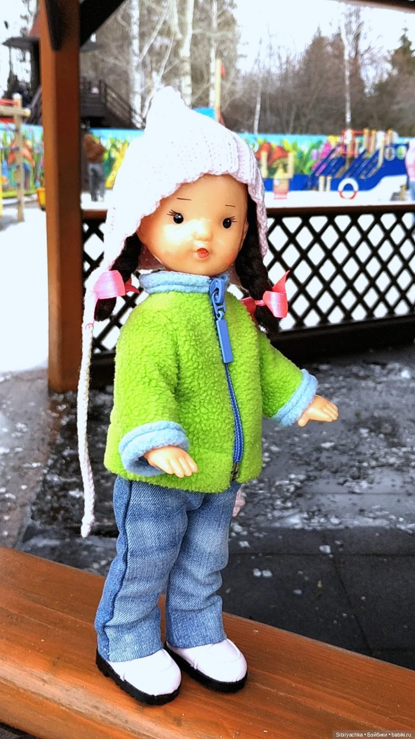 Юляшка на детской площадке