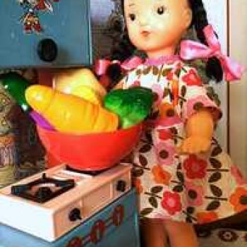 Юляшка готовит обед.