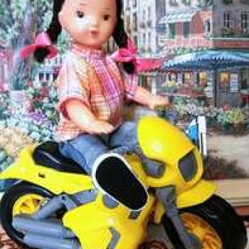 Юляшка и мотоцикл.