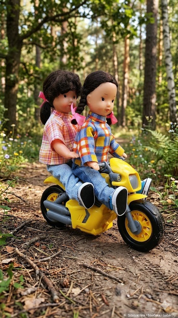 Юляшка и Аришка проверяют летний спортивный инвентарь