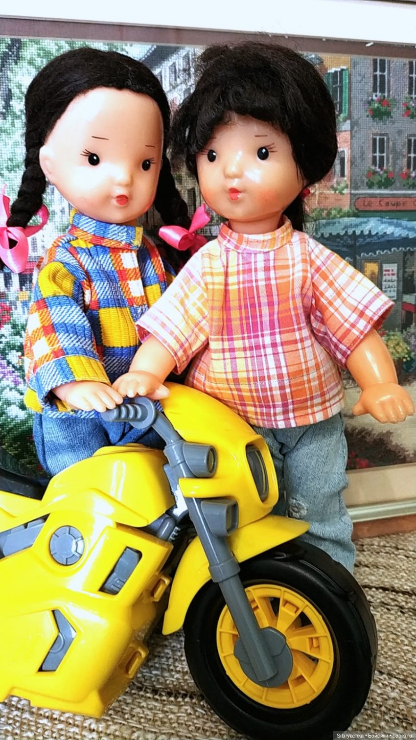 Юляшка и Аришка проверяют летний спортивный инвентарь