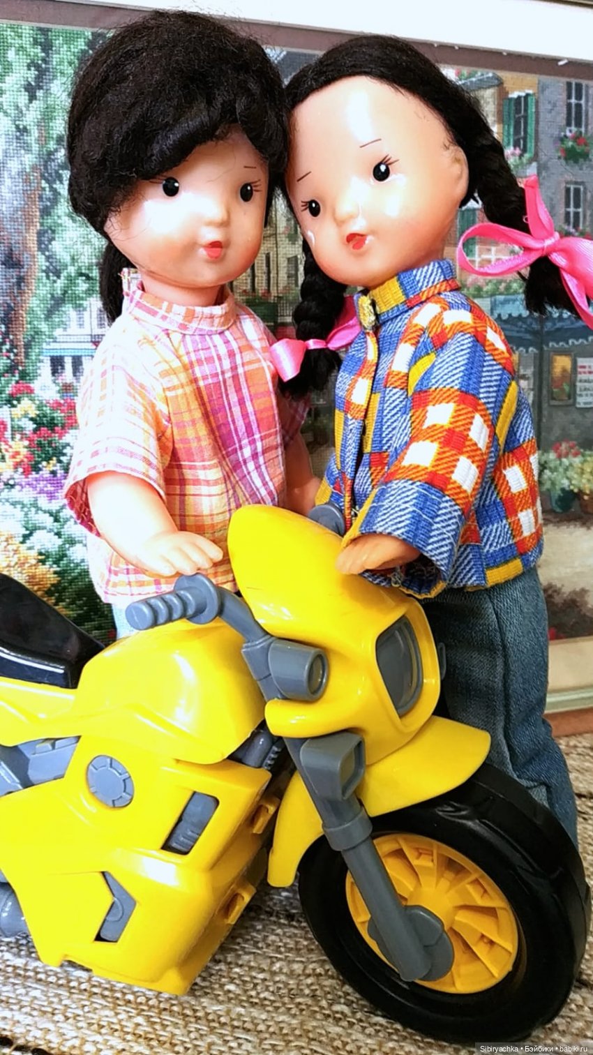 Юляшка и Аришка проверяют летний спортивный инвентарь