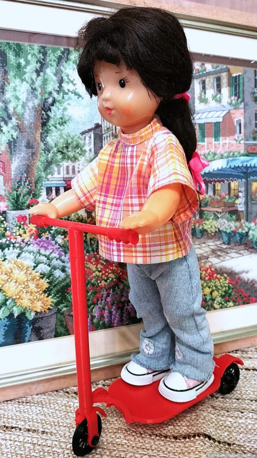 Юляшка и Аришка проверяют летний спортивный инвентарь