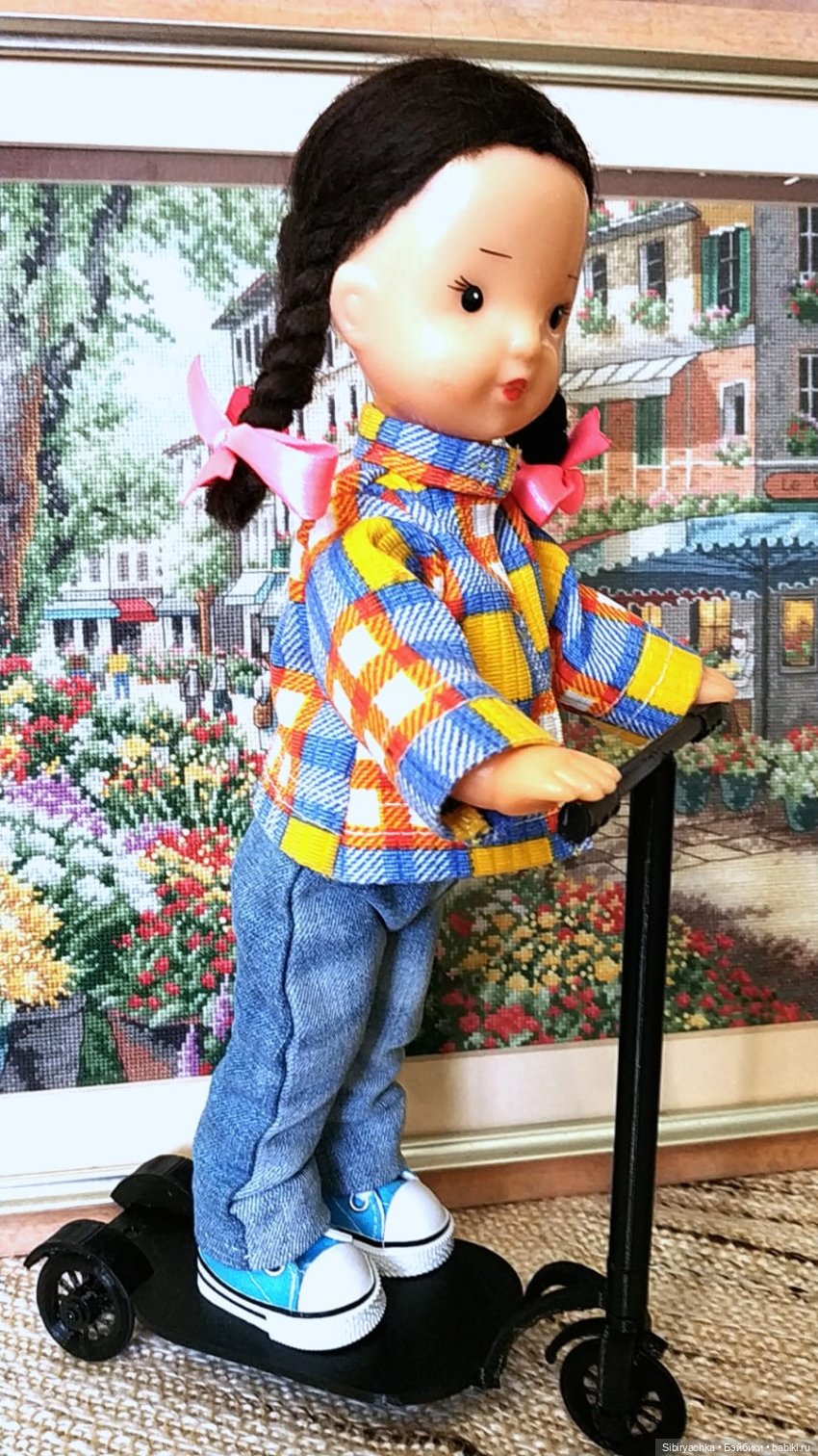 Юляшка и Аришка проверяют летний спортивный инвентарь